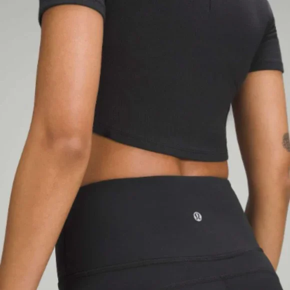 (6565) LULULEMON HOLD TIGHT Cropped T-Shirt Sz 10 - Picture 2 of 5